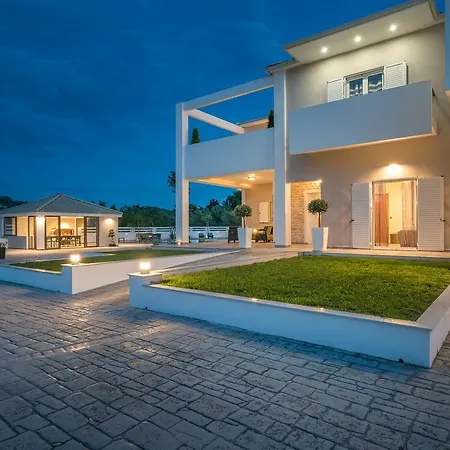 Ostria Luxury Vilă *